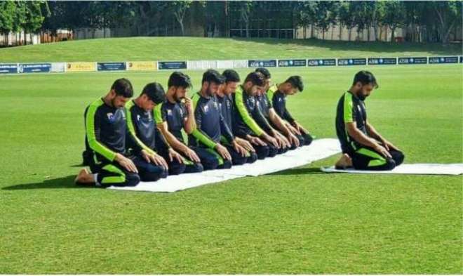 During the practice, Lahore Qalandar team, while studying the B-Jamaat prayer, whose Imams are starring all-rounder Muhammad Hafeez.